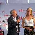 Wünschten den Teilnehmern der IFA IMB eine entspannte, fröhliche gfu Media Night: Moderatorin Judith Rakers und gfu Aufsitzratsvorsitzender Hans-Joachim Kamp.