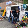 Zurück auf der Branchenbühne: Wilfried Pohl (li.), ehemals GF WMF-ce und Russell Hobbs, mit seinem Eventmobil „Kult Fotobus“ – so konnte man den Spaß und Ulk des Abends gleich im Bild mitnehmen oder an Freunde und Bekannte mailen. Zurück auf der Branchenbühne: Wilfried Pohl (li.), ehemals GF WMF-ce und Russell Hobbs, mit seinem Eventmobil „Kult Fotobus“ – so konnte man den Spaß und Ulk des Abends gleich im Bild mitnehmen oder an Freunde und Bekannte mailen.