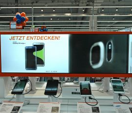 Großflächige Informationsdisplays dienen nicht nur zur besseren Orientierung im Warenangebot, sondern liefern interessante Details zu aktuellen Produkten. Informationsdisplays