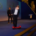 Ein neues Produktsegment? Benedict Kober kommt per Mini-Segway auf die Bühne gerollt. Lifestyle a la Kober