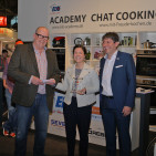 Bloggerin Lina-Maria-Schön (Mitte) von mandelmilchcashewmus.de konnte sich über einen Food Blogger Award freuen.