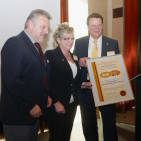 Manfred Handke und Marianne Urfey küren Peter Bernreiter zum neuen WIR-Ehrenmitglied