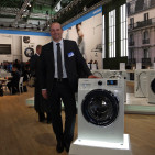 Marten van der Mei, Spartenchef Hausgeräte, sieht in seiner neuen Waschmaschinen-Reihe WW6000 einen echten Knüller.
