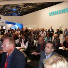 Presseauftrieb am Siemens-Stand P1000065