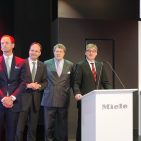 Das Miele-Führungsteam steht den Journalisten Rede und Antwort: (v.li) Dr. A. Kniehl, Dr. M. Miele, Dr. R. Zinkann mit Pressechef C. Prudent. P1000072