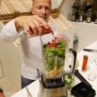 Promikoch Stefan Bunk bereitet am WMF-Stand in Halle 6.1.einen Smoothie vor P1000189