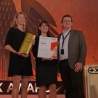 Zum 5. Mal in Folge konnte Beurer den „Most Innovative Brand Award“ gewinnen. Laudator Frank Kreif (re.) überreichte die Auszeichnung an Marketingleiterin Kerstin Glanzer (li.) und Anke Großhable, Presse- und Öffentlichkeitsarbeit. Plus X - Beurer