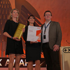 Zum 5. Mal in Folge konnte Beurer den „Most Innovative Brand Award“ gewinnen. Laudator Frank Kreif (re.) überreichte die Auszeichnung an Marketingleiterin Kerstin Glanzer (li.) und Anke Großhable, Presse- und Öffentlichkeitsarbeit. Plus X - Beurer