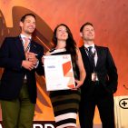 Auch De’Longhi heimste begehrte Plus X Award Gütesiegel ein. Es freuen sich darüber Pressechef Maximilian Schlüssler (li.), Geschäftsleitungs-Assistentin Yllka Sadiku und Marketingleiter Michael Roucka. Plus X - De'Longhi
