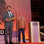 Marketingleiter Julian Lietzau nahm für den Hausgerätegiganten Haier den „Most Innovative Brand Award“ in der Kategorie Elektrogroßgeräte entgegen. Im Hintergrund: Laudator Peter Lanzendorf. Plus X - Haier