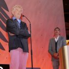 Mit dem Lifetime Achievement Award wurde der renommierte Industriedesigner Prof. Dr. Hartmut Esslinger von Frog Design geehrt. Auch viele Elektroprodukte erhielten durch seine Kreativität den letzten Feinschliff. Überreicht wurde der Ehrenpreis von seinem ehemaligen Studenten Dirk Hagen Zimmermann, heute Inhaber von Markt & Design in Düsseldorf. Plus X - Prof. Esslinger