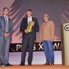 In der Kategorie Einbaugerät wurde mit dem „Most Innovative Brand Award“ der US-Hausgerätehersteller Wolf geehrt. Sichtlich beeindruckt am Mikrofon: Robert Ambrosi, Export Manager Europe von Subzero Wolf, Inc. Mit Laudator Peter Lanzendorf (re) freut sich Jan Oetjen, Geschäftsführer CoolGigants, Distributor für die Wolf Produkte in Deutschland. Plus X - Wolf