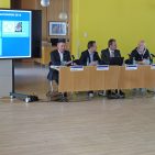 Vorstand und der Aufsichtsratsvorsitzende Dirk Wittmer gaben auf ihrer Pressekonferenz anlässlich des Euronics-Kongresses in Leipzig die Zusammenarbeit mit der deutschen Hipp-Hopp-Band „Fanta4“ bekannt Mit im Bild: Fanta4-Manager Andreas Läsker. Pressekonferenz