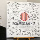 Gäste-Signaturen werden die Rommelsbacher immer an die herrliche Einweihung erinnern. Rommelsbacher - Gäste-Tafel