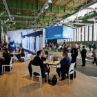 Hanger 6 auf dem alten Berliner Flughafen Tempelhof bildete die Kulisse für Samsungs gigantischen Auftritt SMART/ER/LEBEN. Über 24OO Händler waren vor Ort. Hanger 6 auf dem alten Berliner Flughafen Tempelhof bildete die Kulisse für Samsungs gigantischen Auftritt SMART/ER/LEBEN. Über 24OO Händler waren vor Ort.