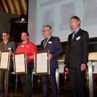 Jürgen Bauer, media@home, Peter Ludwig, Bäder Ludwig aus Stollberg / Sachsen und Gunther Schäfer, Augenoptiker in Schwelm (v.l.) sind die Problemlöser 2020. Die Auszeichnungen wurden von Carsten Schmitt, Chefredakteur des markt intern Informationsbriefes Hörgeräte überreicht. TdM - 07