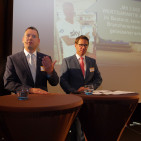 Thilo Dröge (li) und Johannes Schulze von Wertgarantie zeigen die Chancen mit Garatie-Dienstleistungen auf
