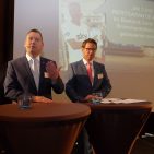 Thilo Dröge (li) und Johannes Schulze von Wertgarantie zeigen die Chancen mit Garatie-Dienstleistungen auf Thilo Dröge (li) und Johannes Schulze von Wertgarantie zeigen die Chancen mit Garatie-Dienstleistungen auf