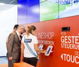 Cyberport-Highlight in München ist eine Innovationswand, auf der Produkte per Gestensteuerung virtuell betrachtet werden können. Virtuell