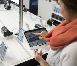 Den nahtlosen Übergang zwischen Online- und Offline-Einkauf ermöglicht die virtuelle Regalverlängerung: Via Tablets gibt es den direkten Zugriff auf das Angebot von www.saturn.de Saturn Markt