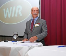 WIR-Ehrenmitglied Wilhelm Wackerbeck bei seiner launigen Begrüßungsrede. Er unterstreicht: „Um Leistungen erfolgreich zu verkaufen, braucht man das Vertrauen der Menschen. Ein Drittel ihrer Kunden schließen das Geschäft mit Ihnen nur ab, weil sie Ihnen vertrauen.“ WIR_2015 - 03