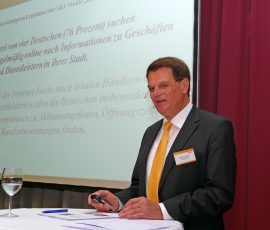 WIR Vorstandsvorsitzender Manfred Handke: „Ein Lächeln bringt die Verbindung zum Kunden.“ WIR_2015 - 06