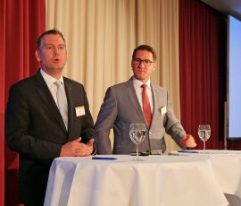 Neueste Informationen zum Thema Garantievermarktung aus dem Hause Wertgarantie, wie beispielsweise Profitrainings für Servicemitarbeiter, vermittelten Thilo Dröge (li) und Johannes Schulze. WIR_2015 - 09