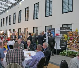 Blick auf Sponsoren, auf Pinwände mit Fotos zu früheren Veranstaltungen sowie auf einen lebendigen, kooperationsübergreifenden Austausch in den Pausen. WIR_2015 - 10