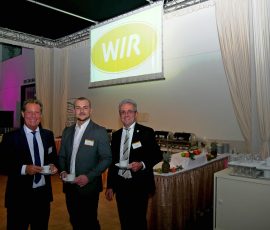 Was gibt es schöneres, als sich beim Käffchen auszutauschen: Dies taten mit Freude Klaus-Dieter Müller (re) mit Sohn Tobias, (EP: Müller, Ruppichteroth) und Wolfgang Hanses (Euronics Hanses, Sinzig). WIR_2015 - 12