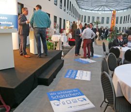 Die Wandelhalle im Kongressbereich des Hotels MOA bot den Sponsoren eine optimale Plattform sich auffällig zu präsentieren. WIR_2015 - 13