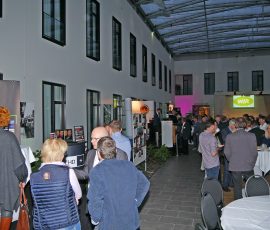 Wissensbegierige Mitglieder an den Ständen der WIR-Förderpartner. WIR_2015 - 14