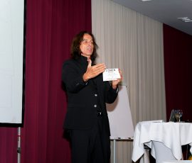 „Loben Sie mich…oder SICH SELBST! Einer von uns beiden hat es längst verdient!“ ruft Rempe dem Auditorium zu. WIR_2015 - 20