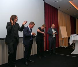 Drei, die sich unter Anfeuerung von Klaus Rempe am Experiment „Kartoffelstechen“ versuchen: Wolfgang Hanses (li), (Euronics Hanses, Sinzig und Gründer der Schule für Erfolg), Ina Lindenberg (Lindenberg & Haase, Berlin) sowie Fred Pahl (EP: Pahl, Herzberg). WIR_2015 - 21