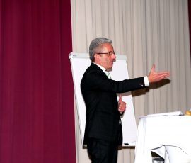 Kassenprüfer Klaus-Dieter Müller (EP: Müller, Ruppichteroth) ruft die Mitglieder auf, den Vorstand zu entlasten. WIR_2015 - 22