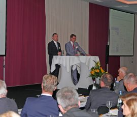 Wertgarantie-Geschäftsführer Thilo Dröge (li) und Wertgarantie-Vorstand Johannes Schulze unterstreichen das Thema „Verlängerte Theke“ mit den Worten: „Wir müssen da sein, wo die Kunden sind.“ WIR_2015 - 24