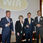 Wahlleiter Wolfgang Hanses beglückwünscht den neuen Vorstand aus Marianne Urfey, Manfred Handke und Maik Hinzmann