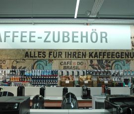 Anhand großflächiger Plakate an den Wänden lassen sich die einzelnen Themenbereiche schnell auffinden – langes Suchen gehört der Vergangenheit an. Wandplakatierungen_fuer_Themenbereiche