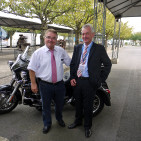 Zwei Kämpen der Branche - Handelsvertreter B. Weigmann (li.) und W. Caspari, Geschäftsleitung Eisenjansen Zwei Kämpen der Branche - Handelsvertreter B. Weigmann (li.) und W. Caspari, Geschäftsleitung Eisenjansen