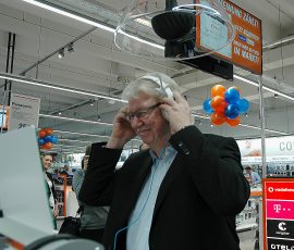 Unter der Sounddusche fällt die Auswahl des passenden Kopfhörers leicht. Expert-Vorstand Volker Müller will es wissen. aufmacher-Volker_Mueller_unter_der_Sounddusche