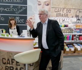 Volker Müller, Vorstandsvorsitzender der expert AG: „Wir wollen uns bewusst abgrenzen vom anonymen Kauf, setzen wirklich auf Service, Bedienung und Beratung. Das drückt sich auch dadurch aus, dass wir hier deutlich höherwertigere Sortimente als im Standardgeschäft führen.“ expert_schwerin - 06