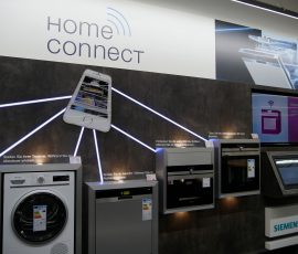 Mittels einer plakativen Schauwand demonstriert expert das Vernetzungskonzept Home Connect von Siemens. expert_schwerin - 08