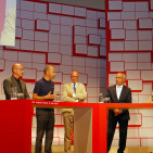 Unter der Moderation von TV-Journalistin Judith Rakers diskutierten richtungsweisende Branchenthemen (v.li.): Dr. Steffen Krotsch, Allianz Worldwide Partners, Georg Rötzer, Samsung, Christopher Schläffer, yetu, Jürgen Boyny, GfK, und Hans-Joachim Kamp vom IFA Veranstalter gfu. gfu - Diskussion