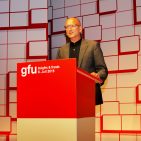 Georg Rötzer, Vice President Corporate Marketing Samsung, zitiert aus der Studie „Techonomics Index 2015“ seines Unternehmens: 53 % aller Europäer finden: Apps erleichtern ihr Leben. gfu - Georg Roetzer