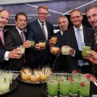 Zufriedene Polit- und Branchenprominenz am Stand von Siemens (v.l.n.r.): Dr. C. Göke, Messe Berlin, R. Hagenbucher, Siemens, V. Klodwig, BSH, H.-J. Kamp, gfu, M. Müller, Reg. Bürgermeister von Berlin und G. Oettinger, EU-Kommissar. IFA 2015