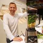 Starkoch Stefan Bunk setzt mit dem neuen Power-Mixer von WMF ein Smoothie an. ifa-2015-16