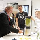 2,2 PS wollen genau in Augenschein genommen werden: Die Experten (v.l.) G. Wagner, Herausgeber infoboard.de, Martin Ludwig, GF WMF-ce und Promikoch Stefan Bunk. ifa-2015-17