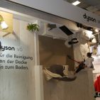 Abgesichert mit Seil und Haken saugte eine Promoterin die Standwand von Dyson ab, ganz nach dem Motto „Rein von der Decke bis zum Boden.“ ifa-2015-28