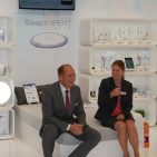 Beim Thema SleepExpert albern auf dem (Demo) Bett: Georg Walgenbach, GF Beurer zusammen mit der verantwortlichen SleepExpert Produktmanagerin. ifa-2015-29