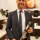 Olaf Fischer, GF Petra Electric, spontan und überzeugend: „Mit diesem 1.000 Watt Stabmixer können Sie Beton mischen.“ ifa-2015-33