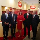 Miss IFA beehrt Pro Business. Hier am Stand von Nivona. (v.l.) H.-J. Kamp, gfu, Thomas Meier, Nivona, Miss IFA, Peter Wildner, Nivona und Heinz Werner Ochs. ifa-2015-35